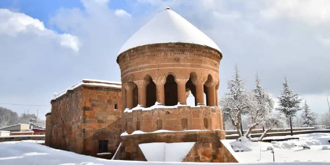 1000 yıllık geçmiş beyaz örtüyle kaplandı! ‘Anadolu’nun Orhun Abideleri’: 8 bini aşkın mezar taşı görsel şölen sundu 4
